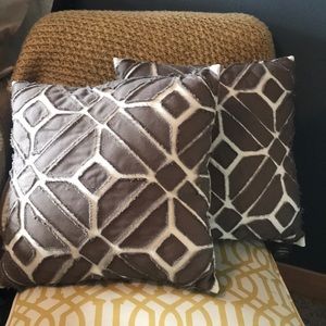 Set of 2 patterned throw pillows